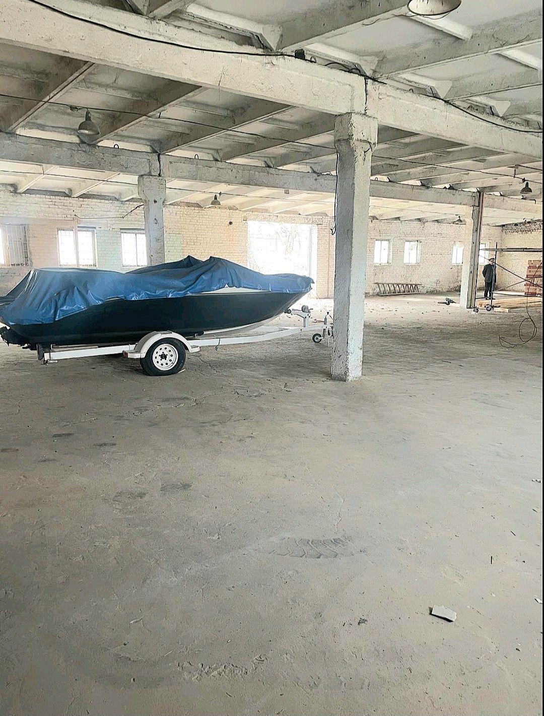 Склад. Площа S= 300 m2.Під ФУРу. Напруга U=220/380V.
