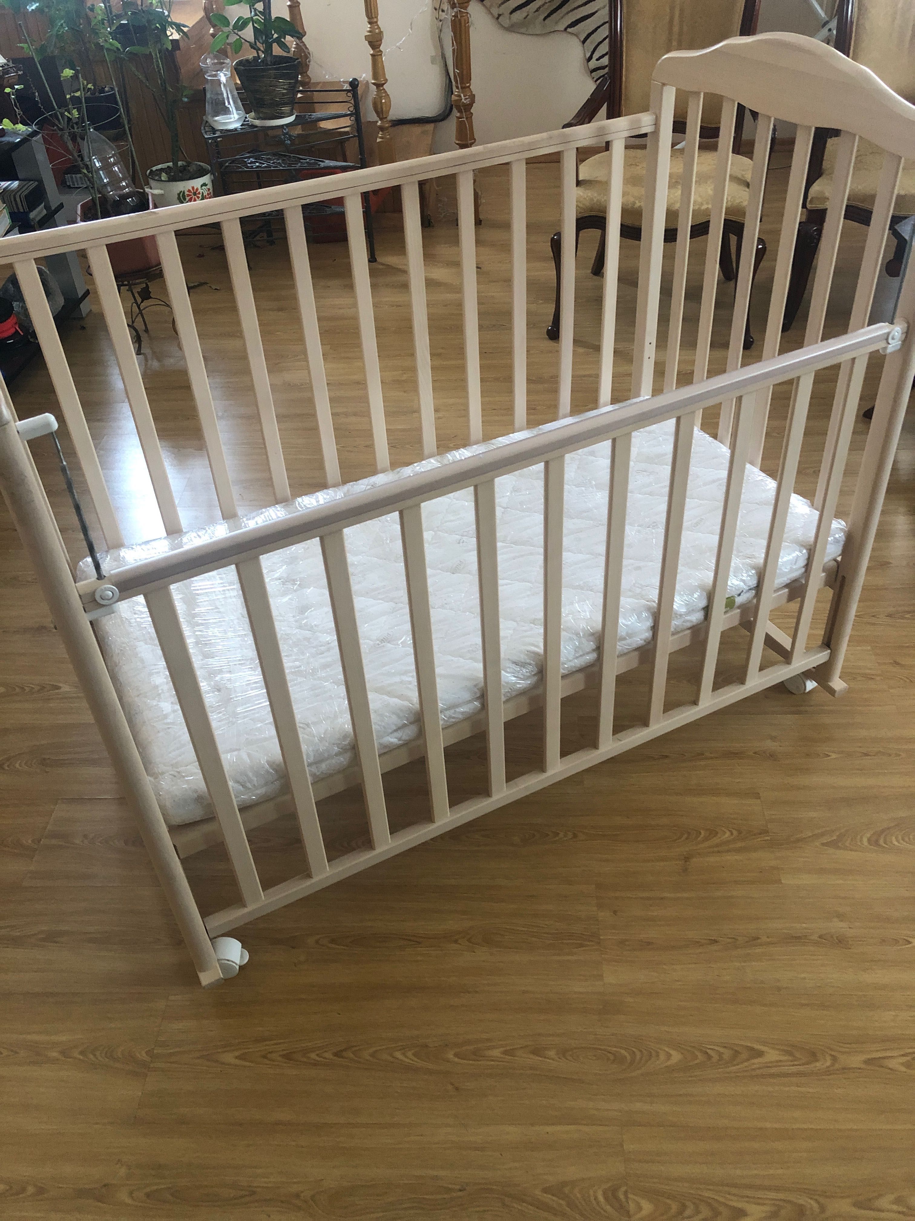 Ліжко для немовлят та матрас