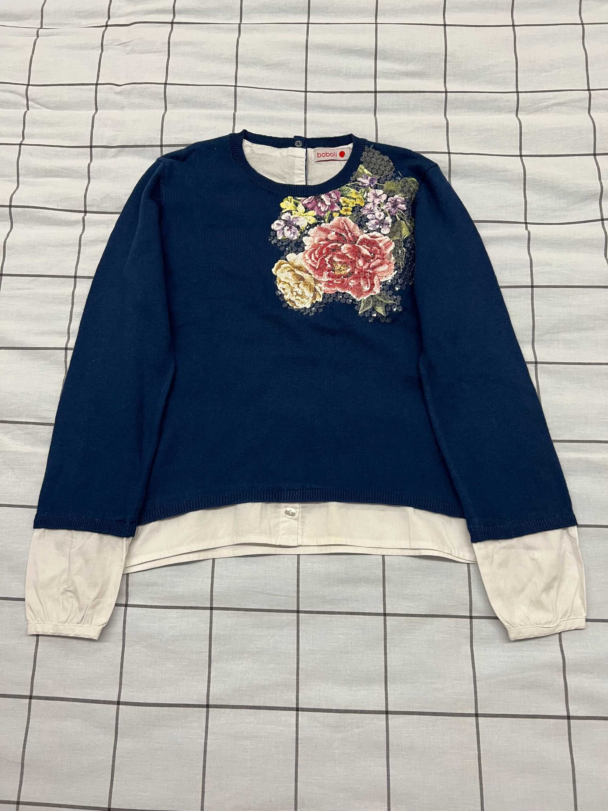 Camisola azul escura com flores