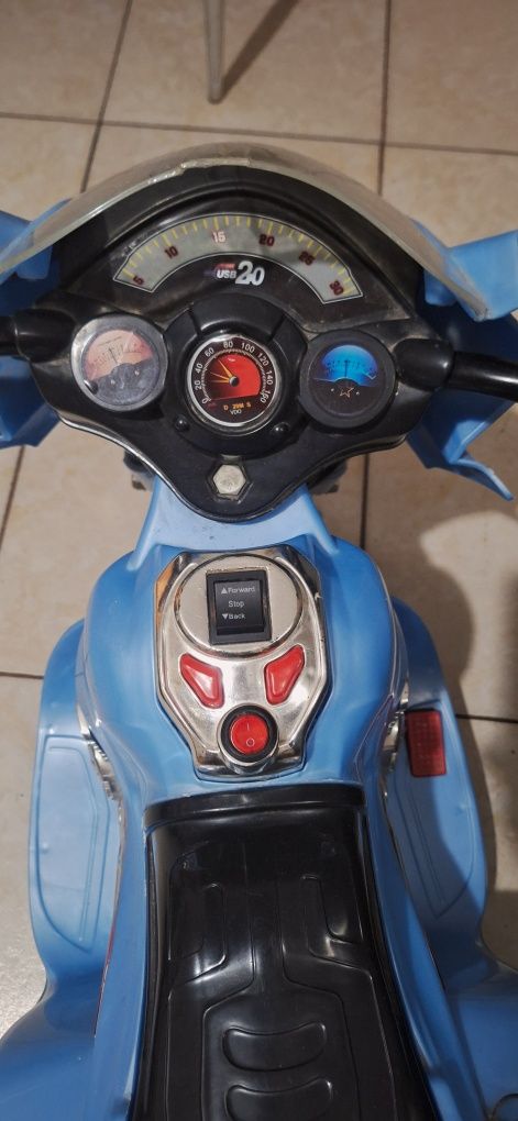 Motorek na akumulator, świeci, jeździ, gra