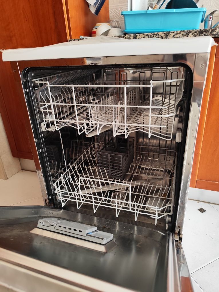 Máquina de lavar loiça usada – para peças ou reparação
