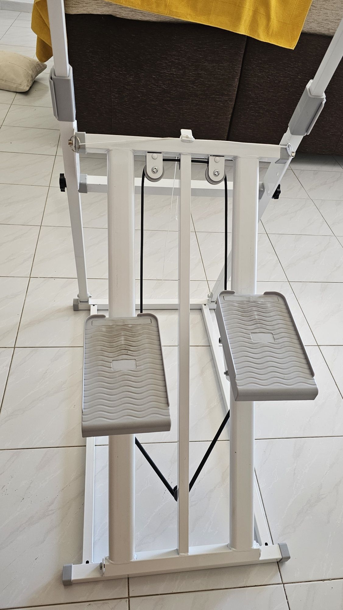 Escalador vertical para exercícios, suporta até 150 kg.
