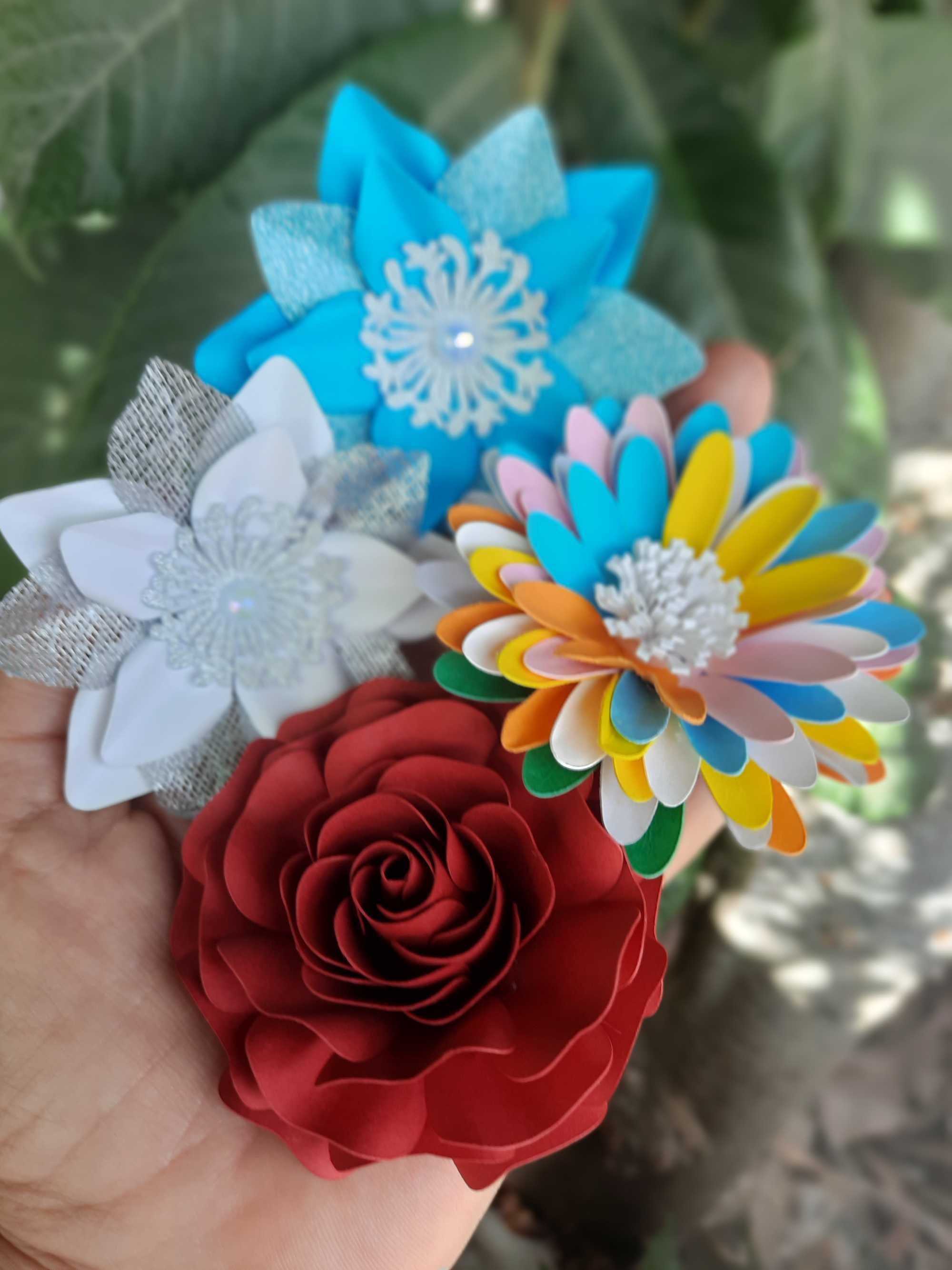 Flores de papel para decoração de festas e topos de bolo