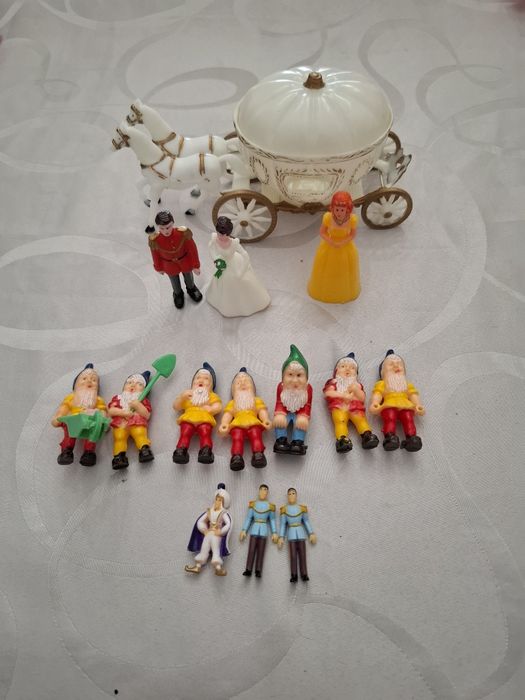 Coleção miniatura da Cinderela, Branca de Neve, os 7 anoes e  e o Mons