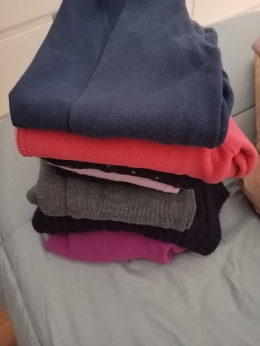 Roupa de menina em bom estado