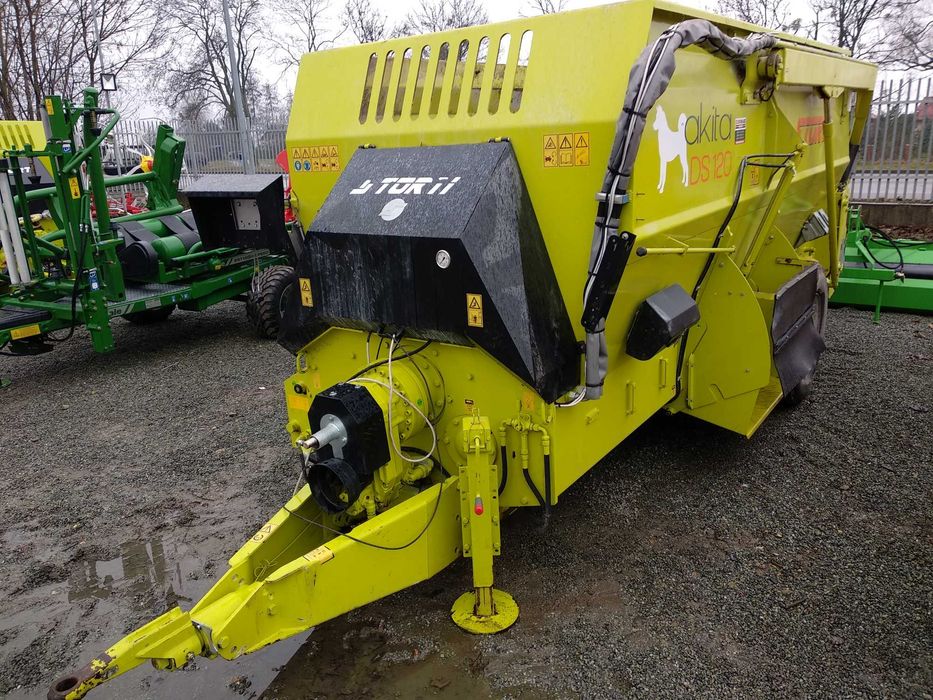 Wóz paszowy, paszowóz Storti Akita DS120