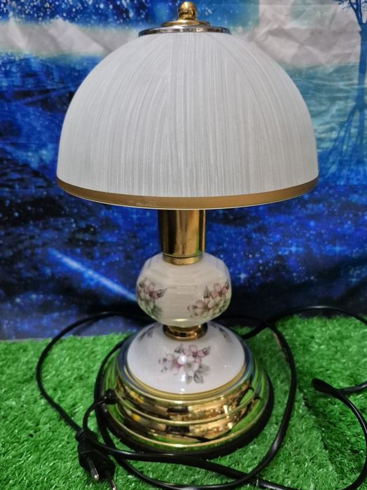 Lampka stolikowa włączająca się przez dotyk jakiejkolwiek części metal