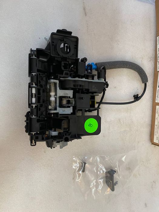 9J1839885 Porsche Taycan замок задньої лівої дверки