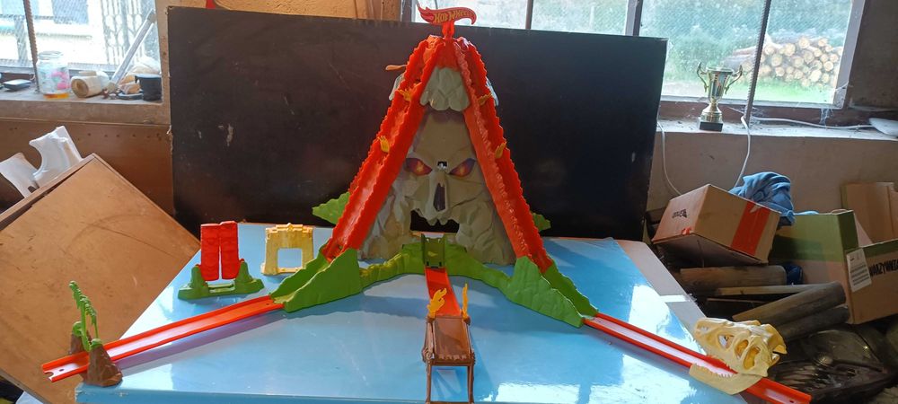 tor wulkan hot wheels