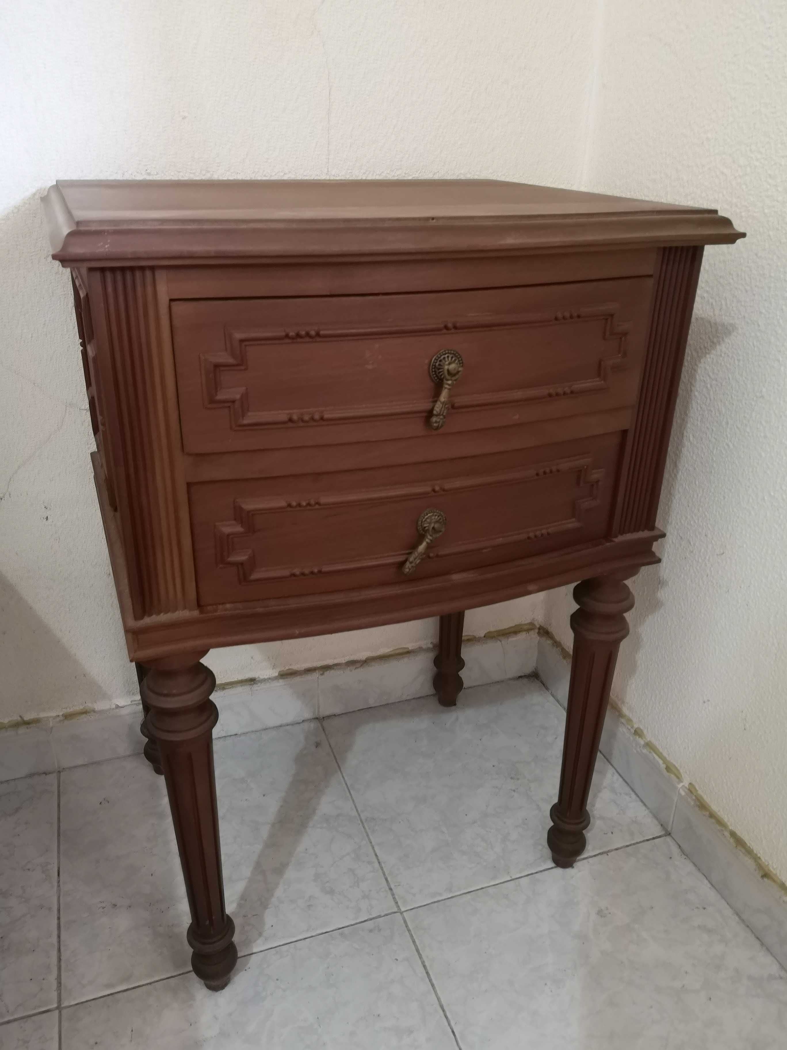 Mobília de quarto (cama, cómoda, mesas de cabeceira e cadeira)