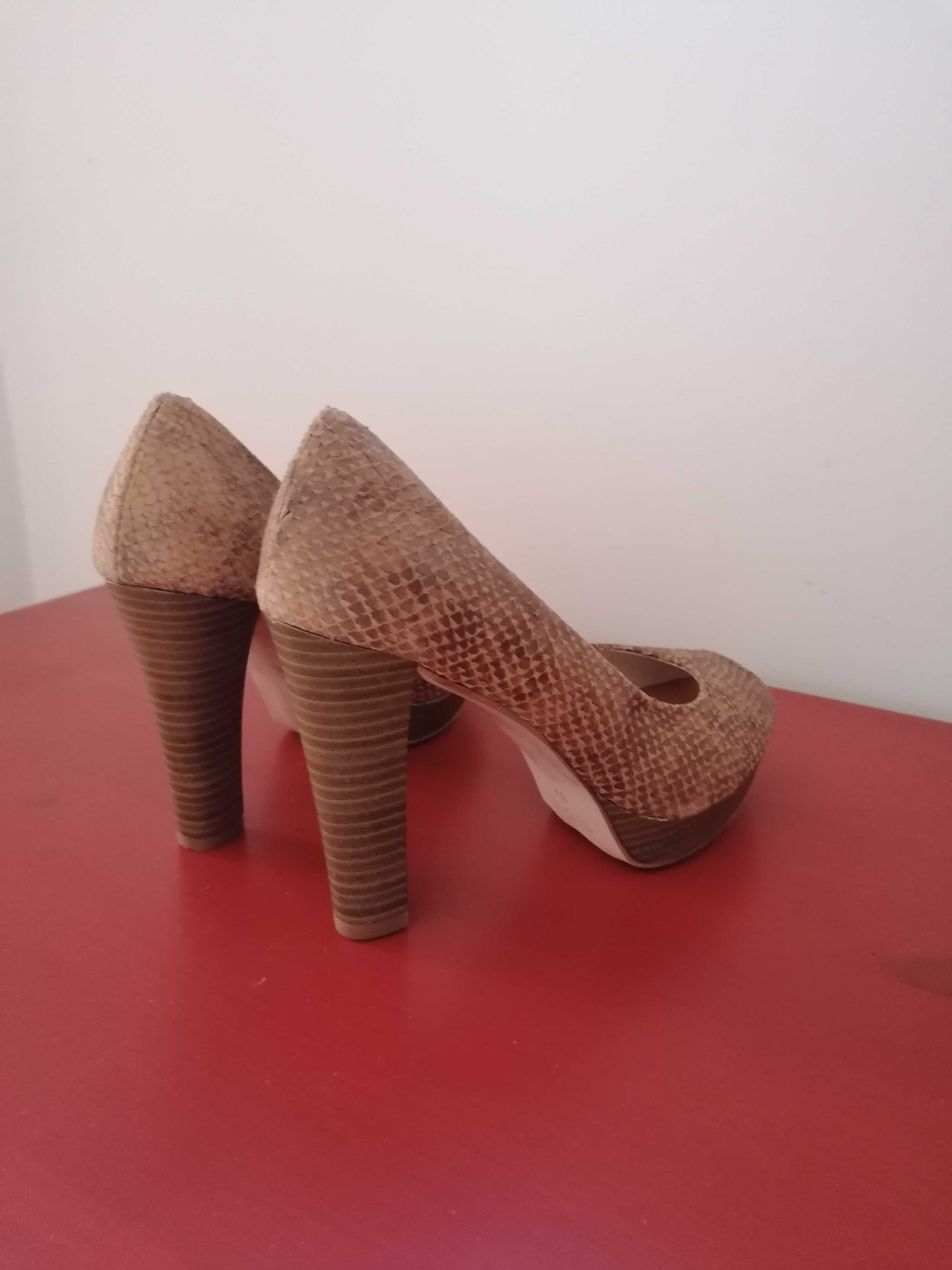 Sapatos de salto em pele cobra