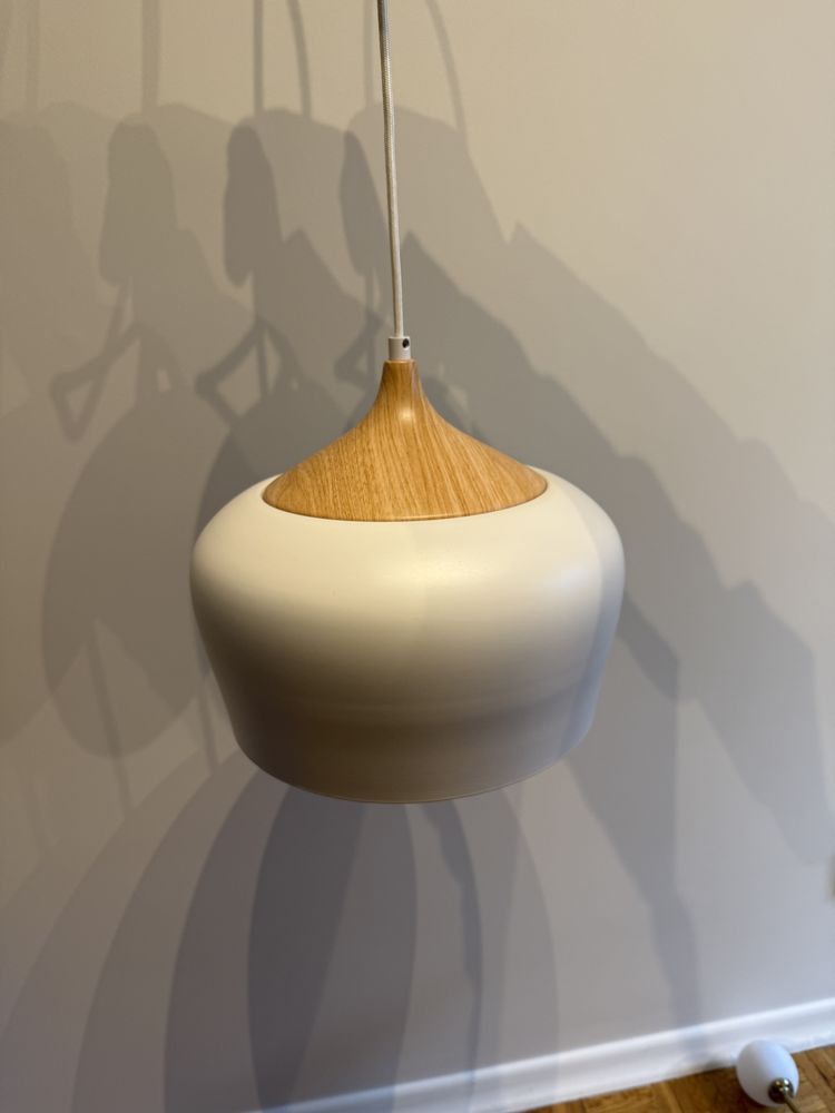 Lampa wisząca z długim kablem