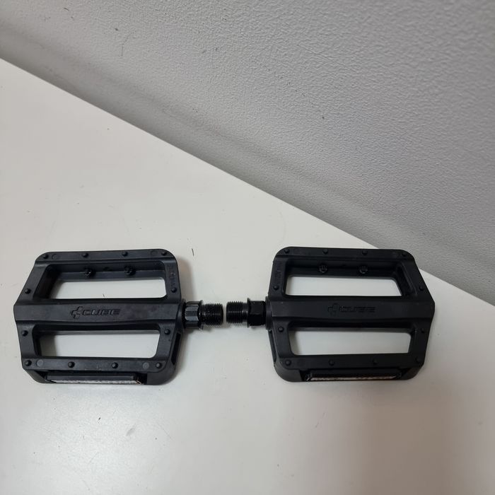 Nowe czarne pedały platformowe CUBE HPP Black.