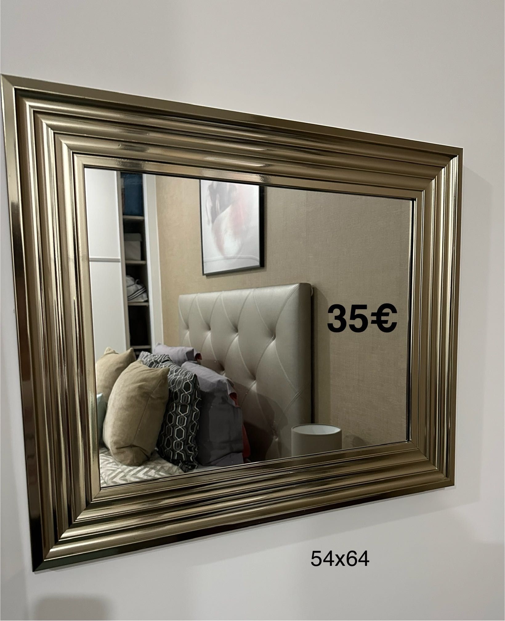 Vários quadros e plantas de decoração