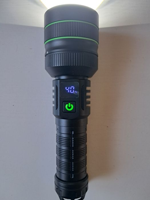 Latarka z mocnym akumulatorem.