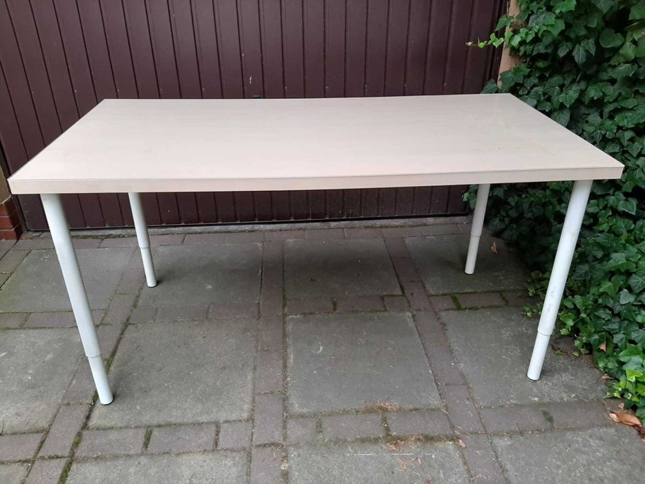 stół w kolorze olcha z regulowanymi nogami z pleksą na wymiar