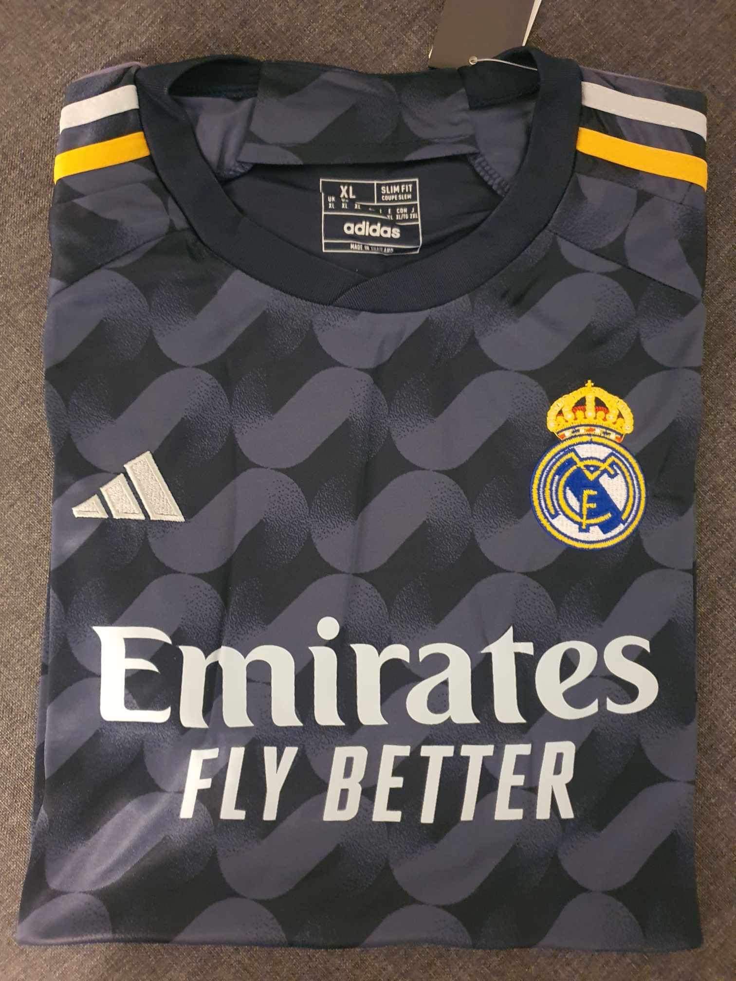 Camisola de time de Real Madrid preta e branca