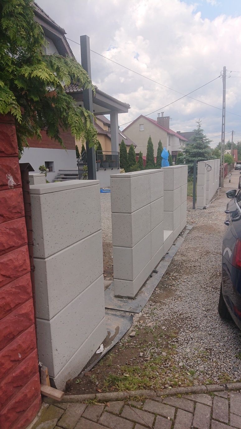 Ogrodzenia kamienne nowoczesne bloczki mury bramy montaż ogrodzenia
