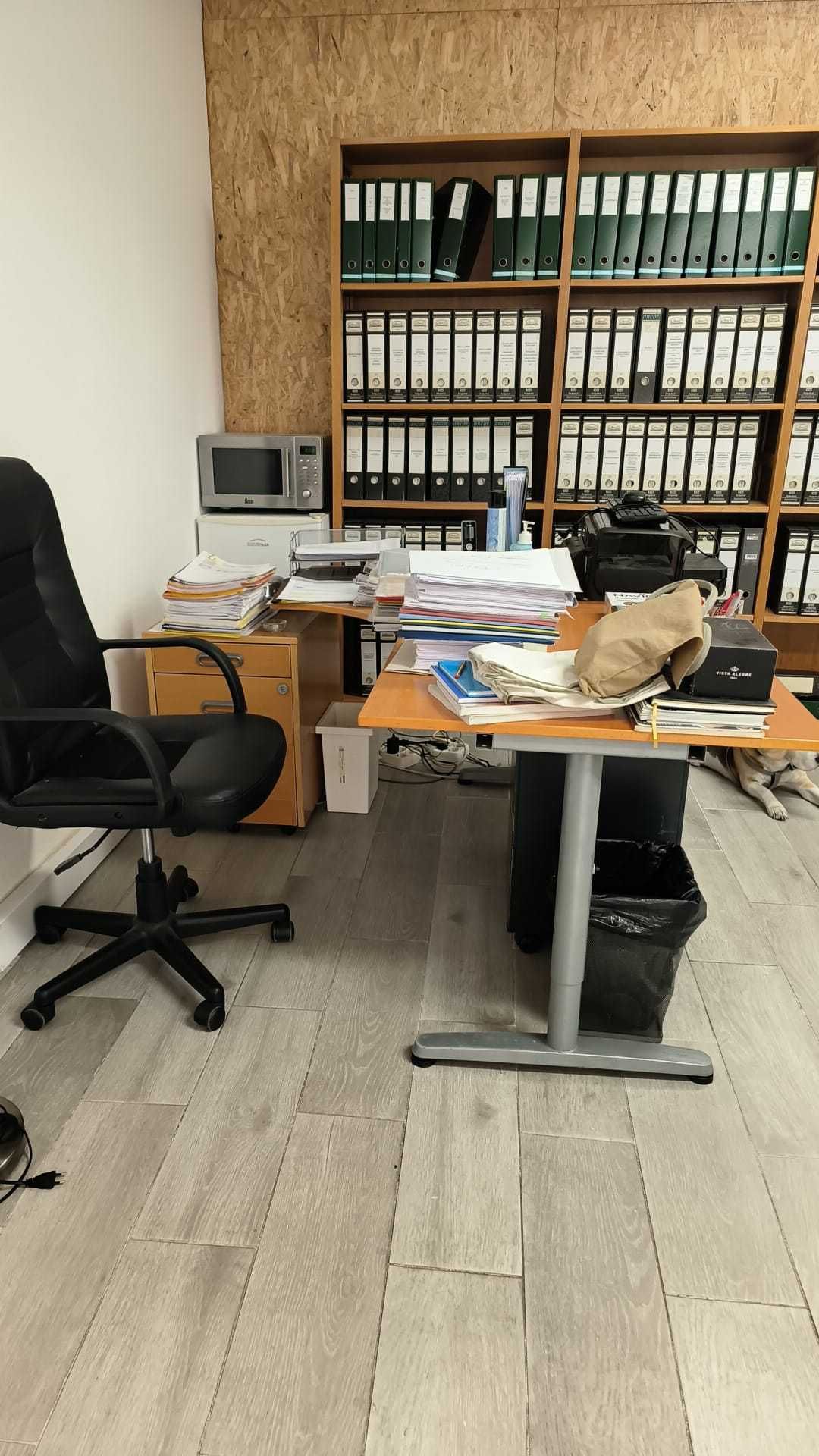 Conjunto de escritório completo.
