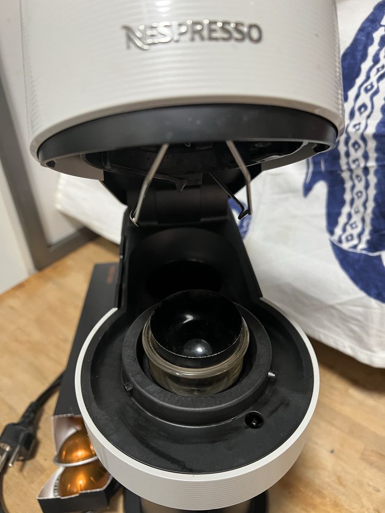 Maquina nespresso vertuo + capsulas