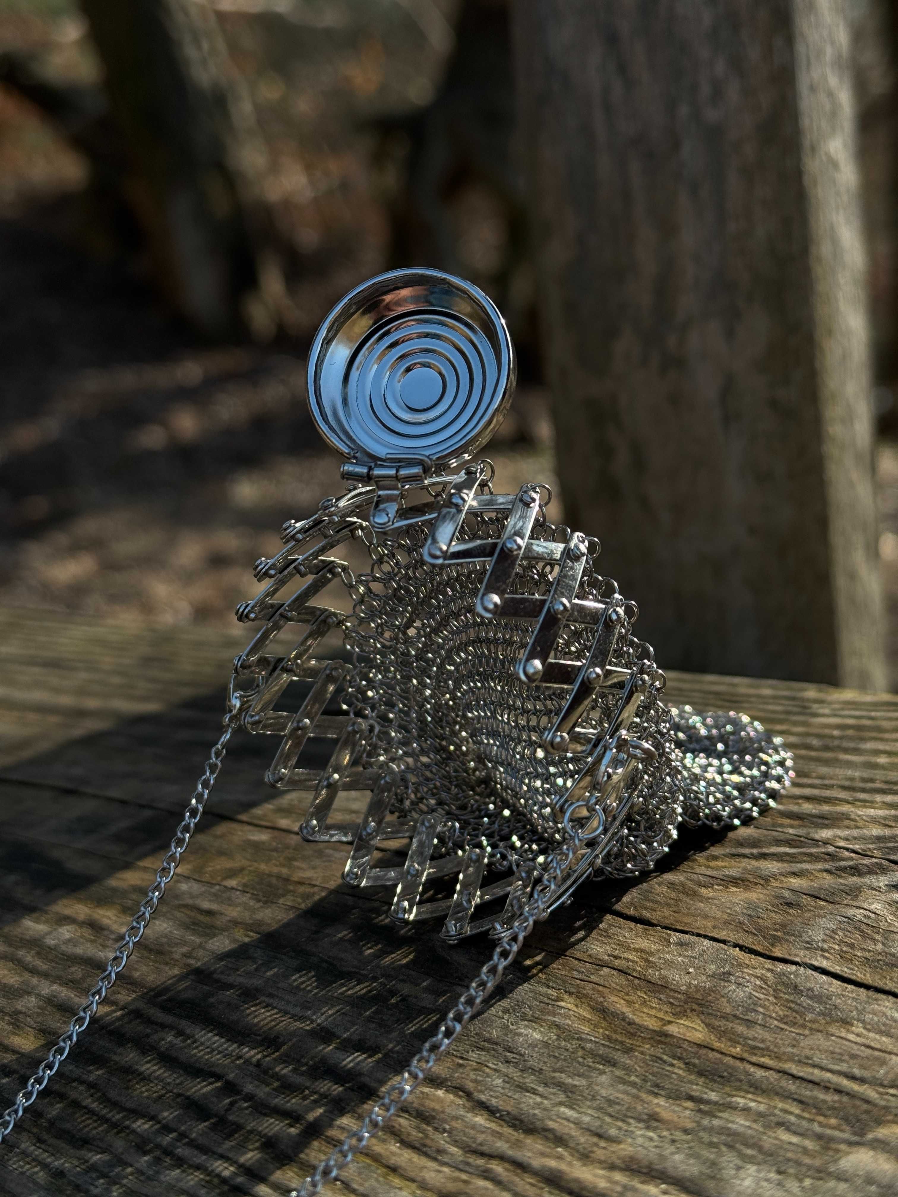 Unikalna sakiewka z metalu – handmade, łańcuszek