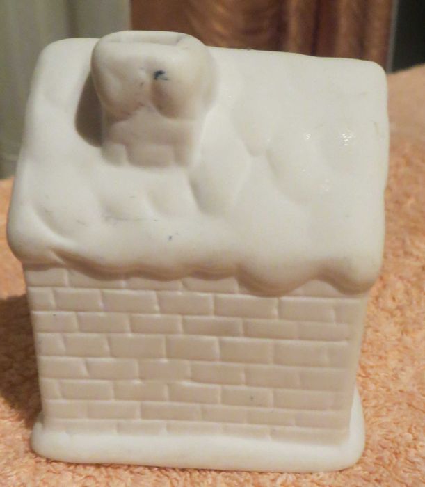 Casa em Argila branca  Medidas: 7,5 X 5 X 6,5 cm - Nunca esteve a uso