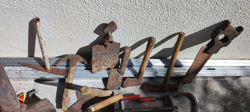 Várias ferramentas algumas antigas