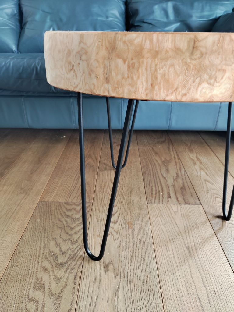 Stolik kawowy z plastra drewna jesion loft industrialny hairpin