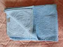 Colcha reversível em azul para berço