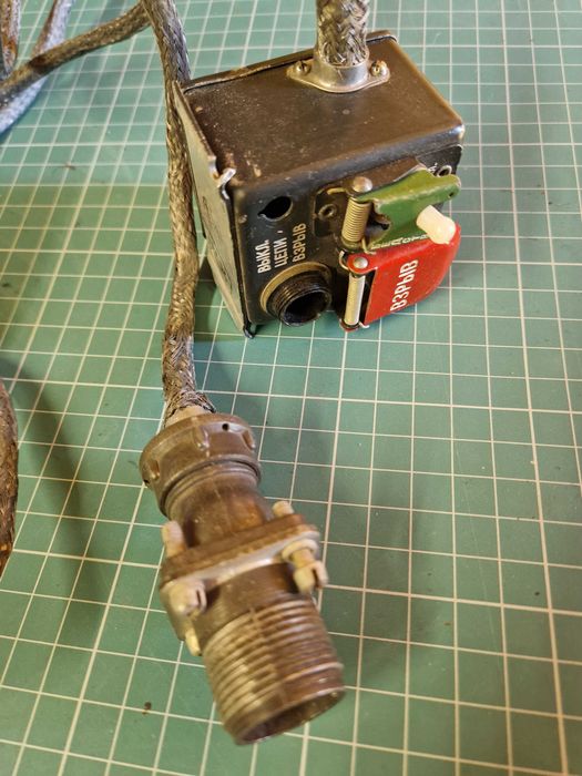 Element z rosyjskiego samolotu wojskowego - swój/obcy