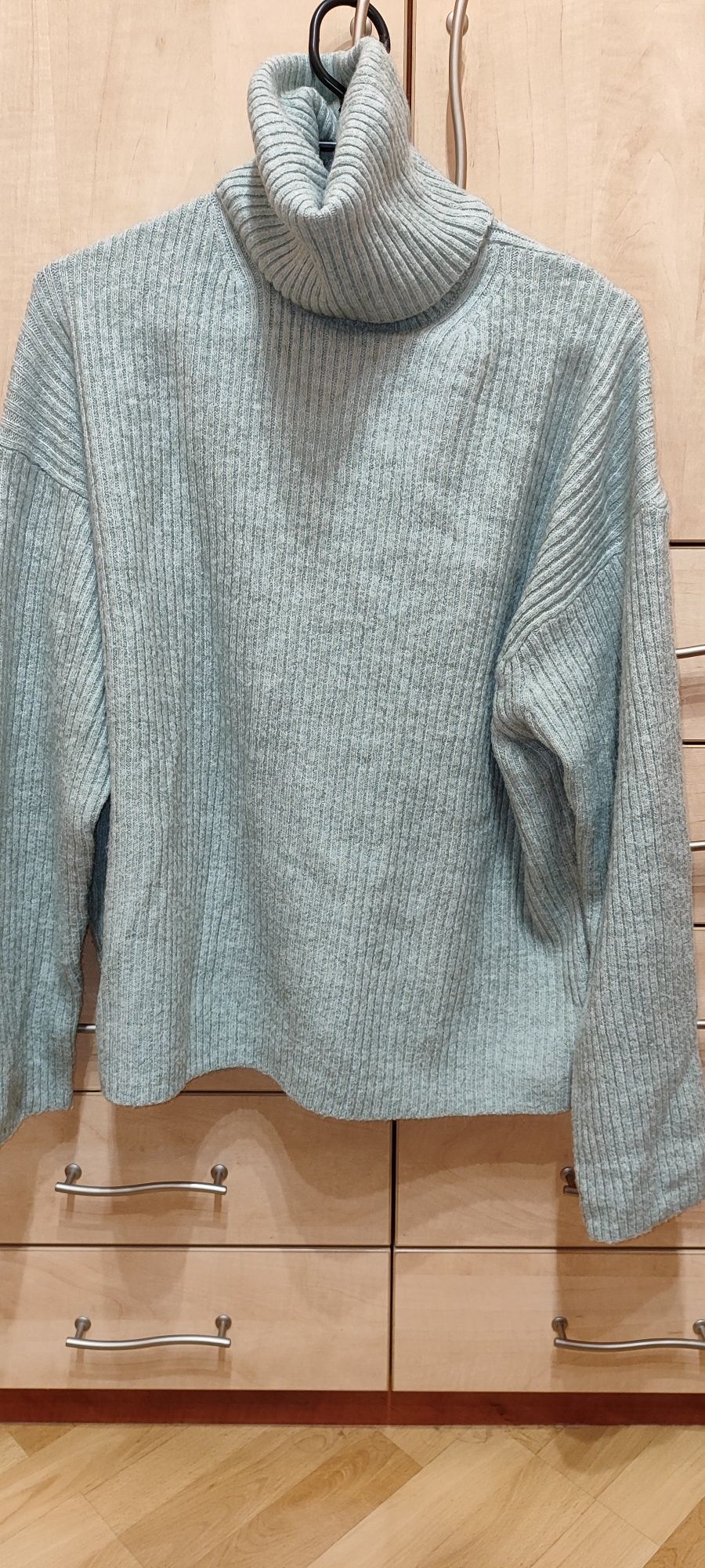 Golf sweter w prążki z wełną HM