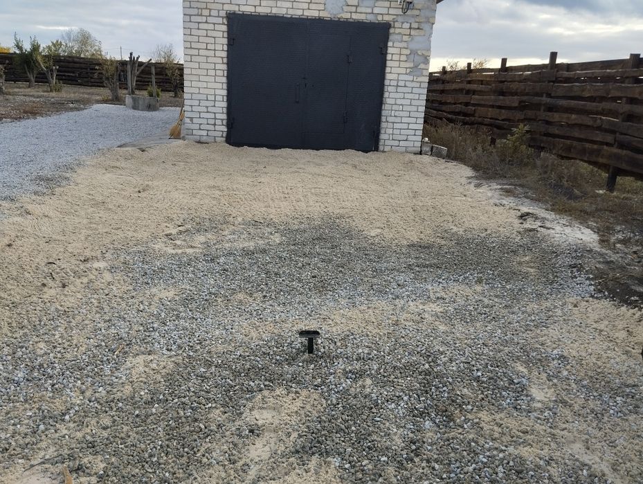 Гарна та велика земельна ділянка з забудовою