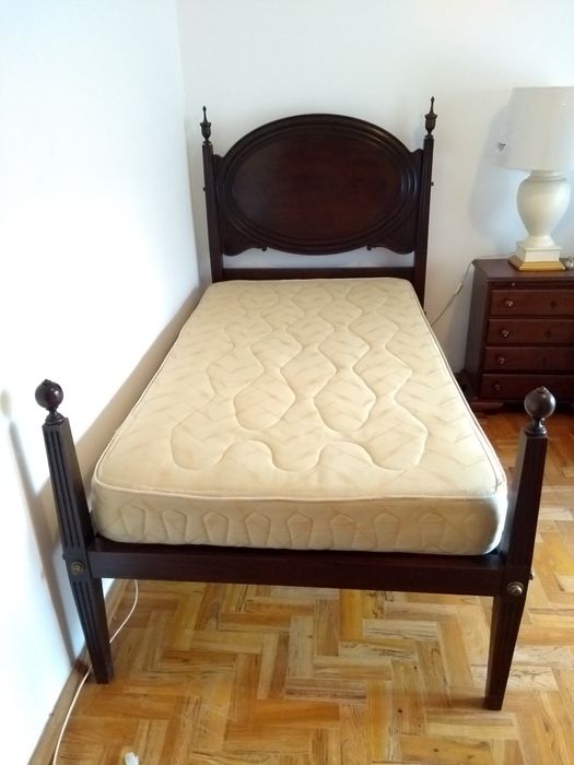 Vende-se uma cama solteiro legítima D. Maria (opção com colchão)