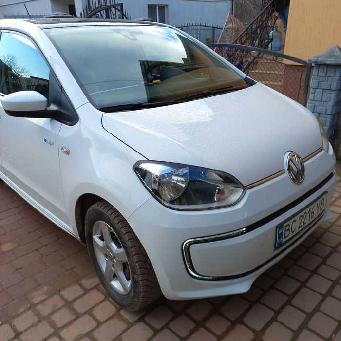 Автомобіль Woltsvagen e-up 2013р білий колі,в гарному стані