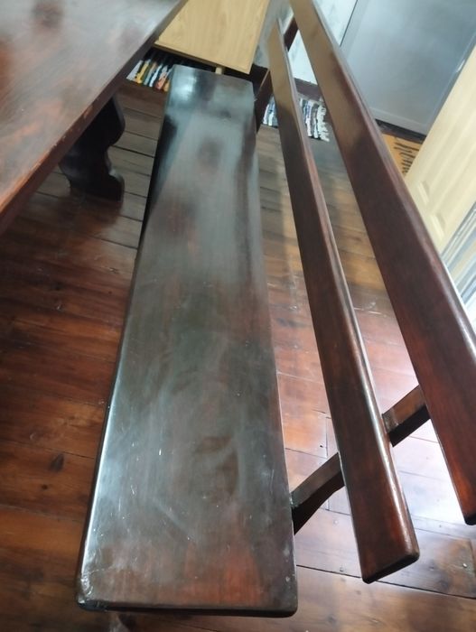 Mesa de madeira antiga com bancos corridos
