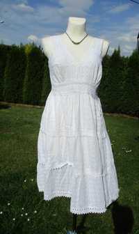 Biała na szelkach haftowana sukienka na lato.