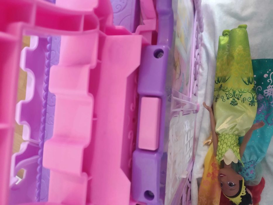 Brinquedo Casa Castelo Disney e 3 bonecas (Princesas) desdobrável