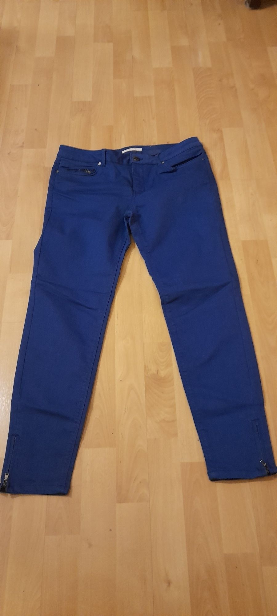 Granatowe spodnie marki Esprit, R. 42