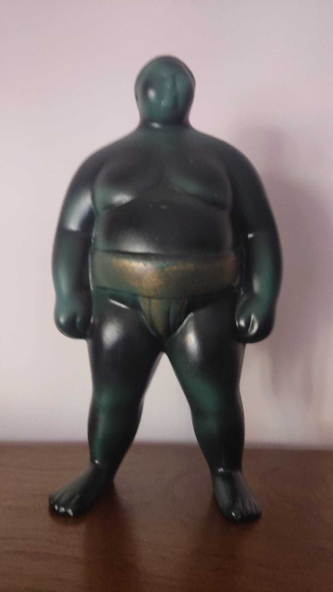 Sumo escultura em louça