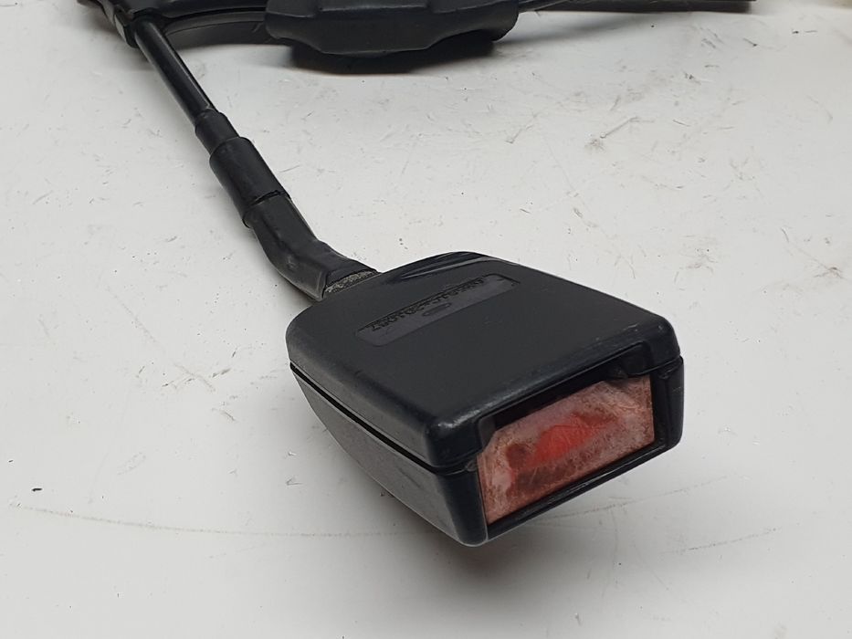 Encaixe de cinto frente esquerdo FORD Mondeo II (BAP)