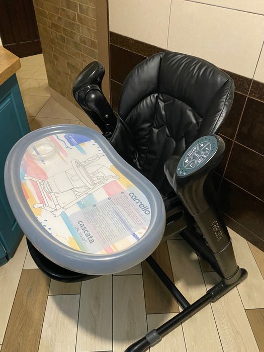 Дитячий стільчик для годування-гойдалка.