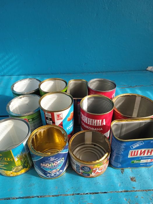 Різні баночки для окопних свічок