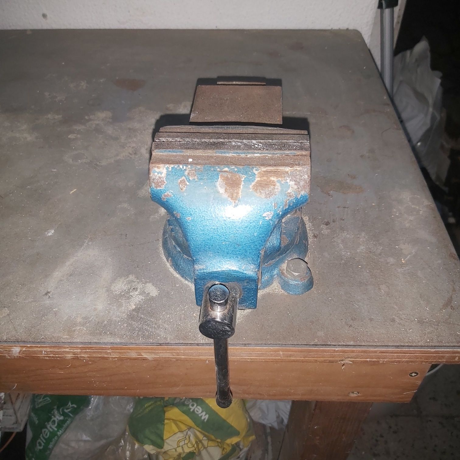Bancada de trabalho com chapa ferro e torno