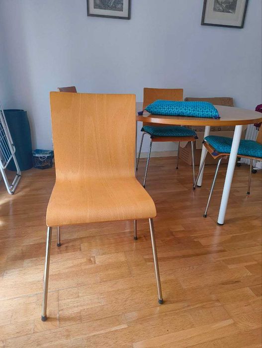 Conjunto de mesa redonda com quatro cadeiras