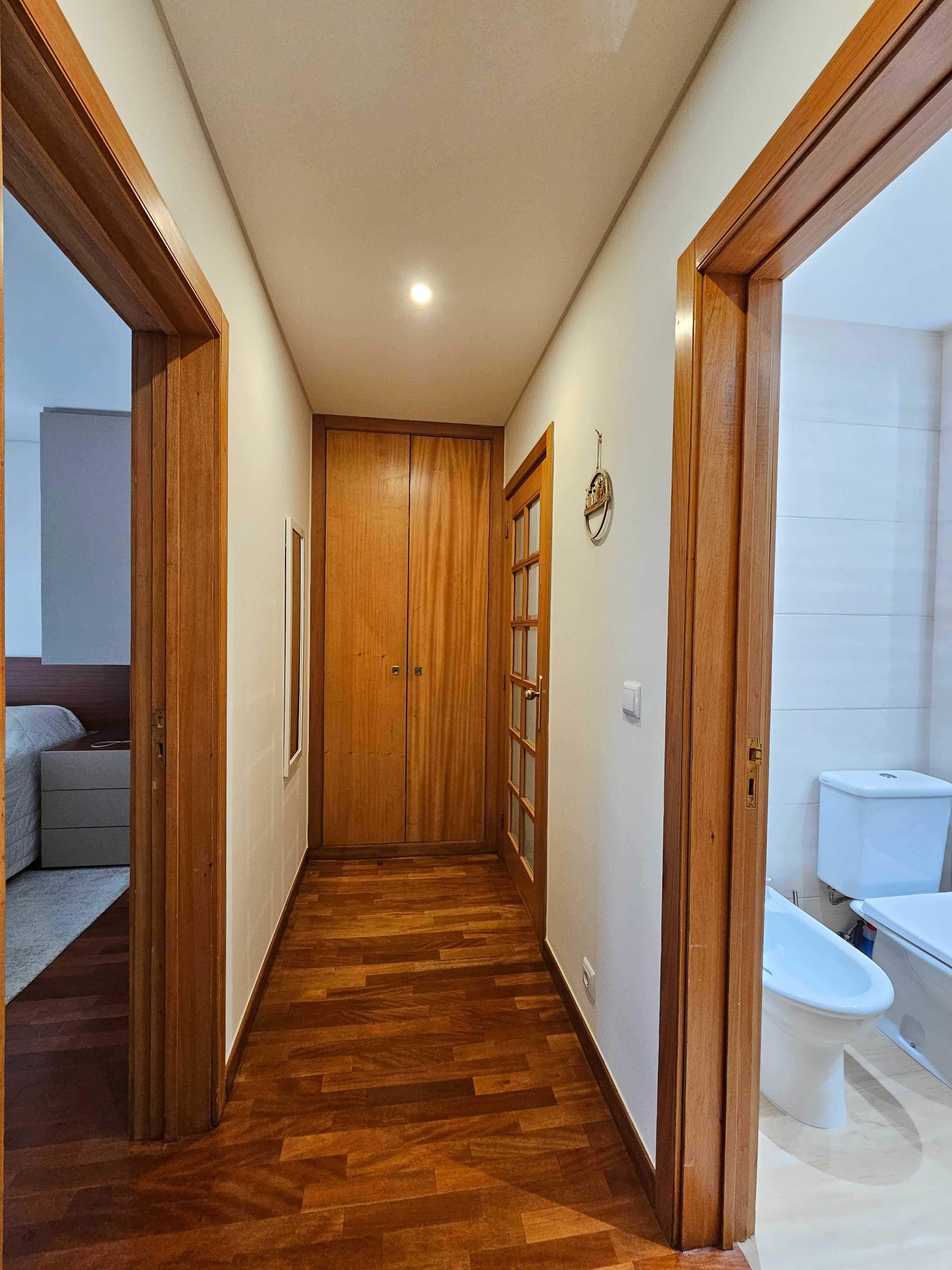 T2 Remodelado com Varanda, Garagem, Elevador – Castêlo da Maia