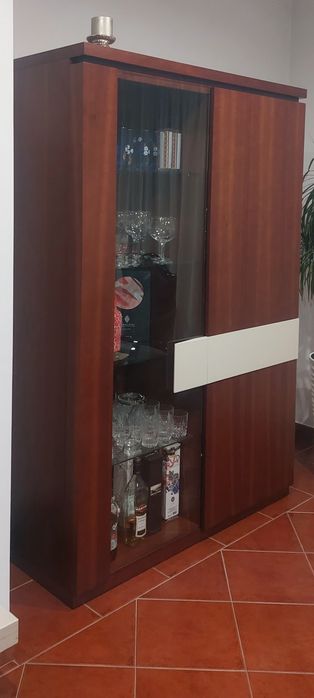 Cristaleira, louceiro e movel bar em cerejeira