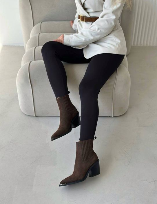 Стильні замшеві козаки