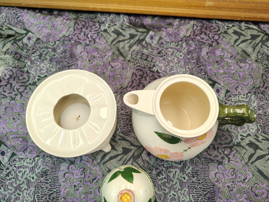 Dzbanek z podgrzewaczem Villeroy & Boch. Wild Rose.