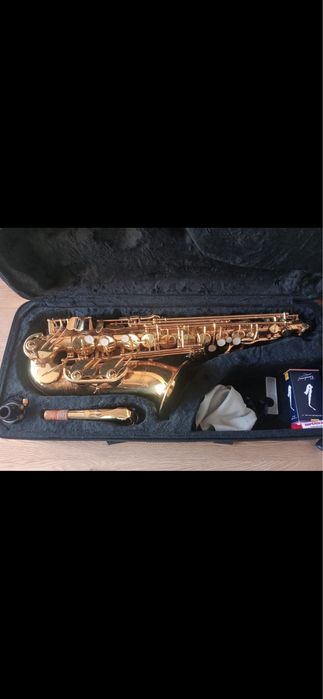 Vendo saxofone.