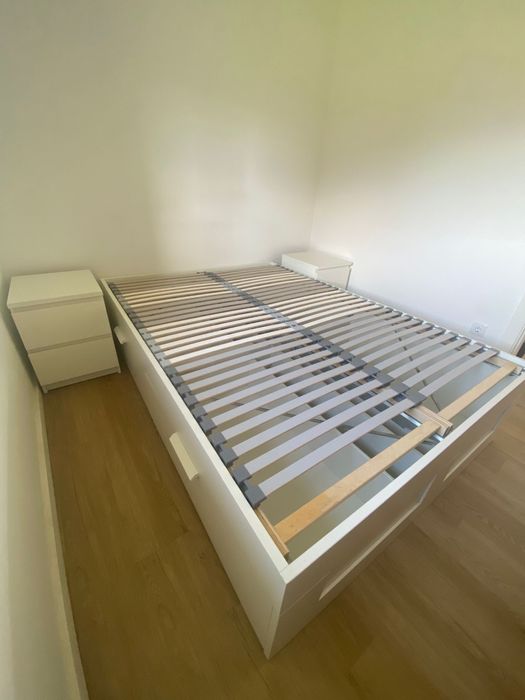 Cama de casal com 2 mesas de cabeceira